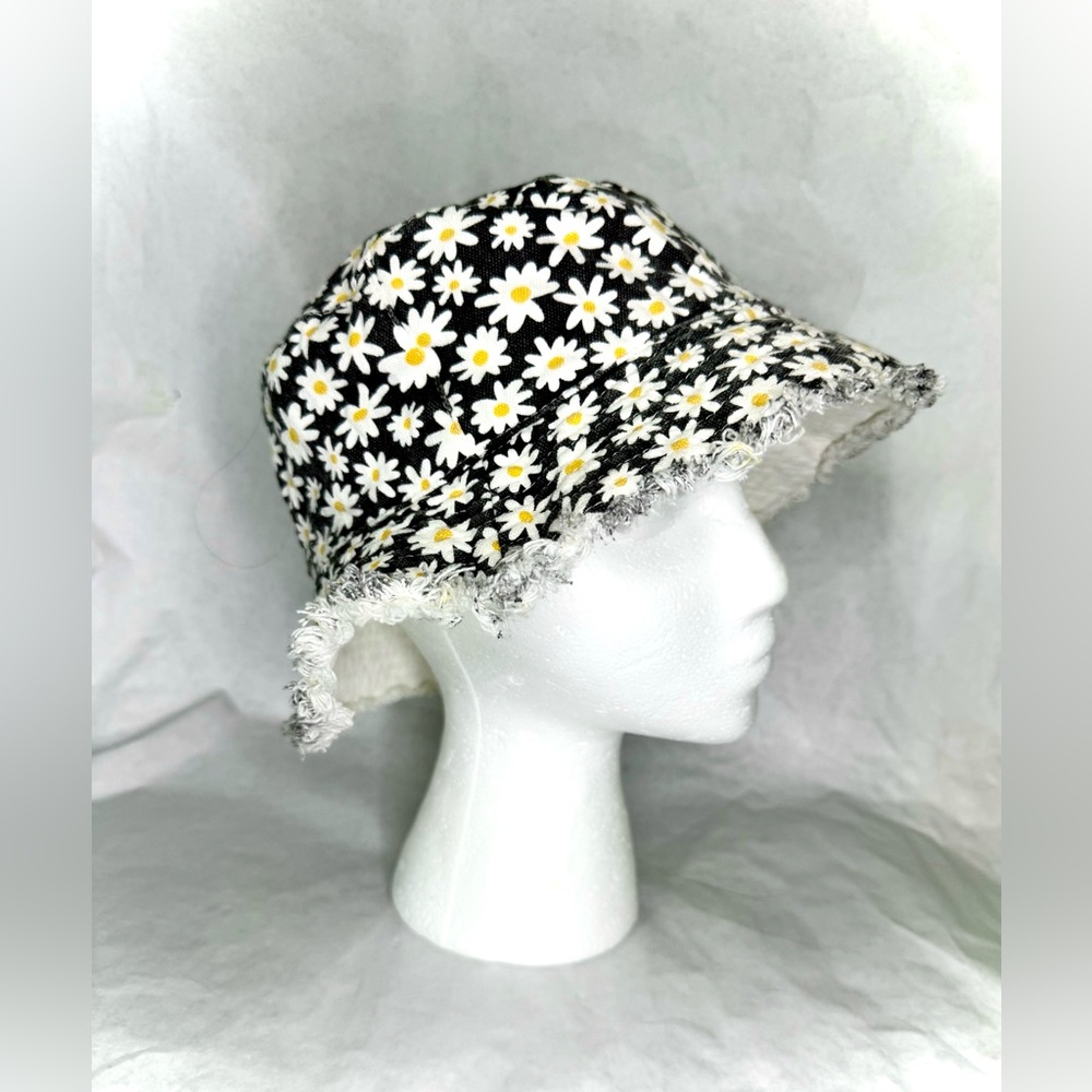 Kids Black & White Bucket Hat With White & Yellow Daisies
